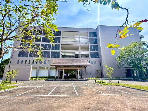 Waters Edge Hotel فنادق في Rajagiriya