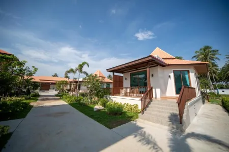 NaturalBeach Отели рядом с достопримечательностью «Wat Yang Yai»