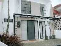 Omahe Malang Boho Urban Jungle Private House Hotels in Blimbing