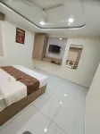 Hotel Radhe Raas - موقف سيارات