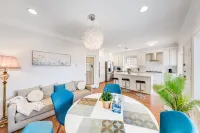 Light‑filled Contemporary 4BR Home | Free Parking - 2 звезды