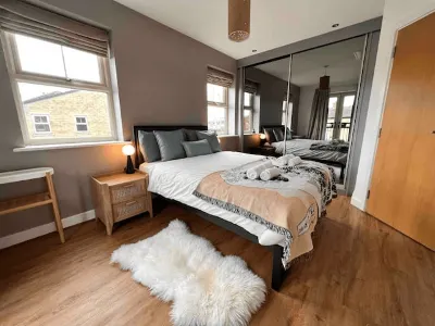 Riverside Retreat Leeds City Location Modern 2-Bed 2-Bath Townhouse & Free Parking Hotels in 
