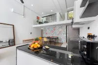 Elegant Pool Access Townhouse Near Beach