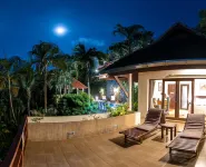 Villa with sea view and edge pool