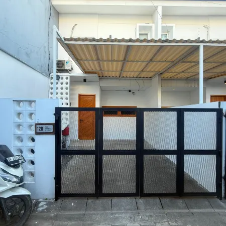 Private Room in Villa 10 Mins To Sanur Beach Отели рядом с достопримечательностью «Пляж Пенджембак»