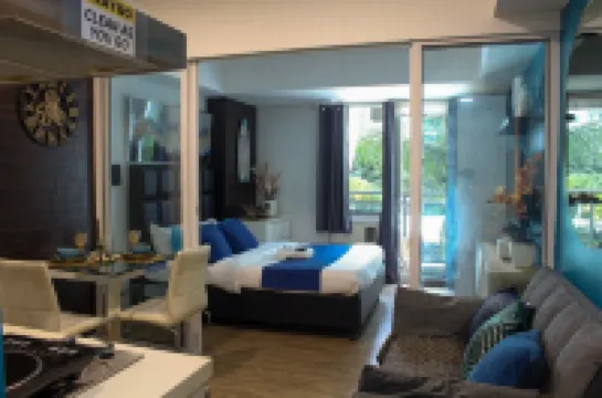 Cozy Stay at Azure w/ Wifi, PS5, TV, Karaoke, and Popcorn