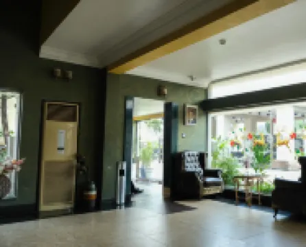 The Cromwell Courtyard Hotel