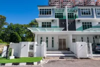 【La Ferringhi Villa】25 pax/Courtyard/Backyard/Bathtub/Pool Table/Mahjong/BBQ Grill/3 mins to beach