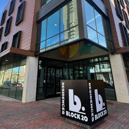 CozySuites at Block20 Отели рядом с достопримечательностью «Серкл Центр Молл»