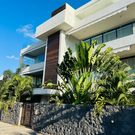 2 min-walk to the beach, superb 2-bedroom apartment