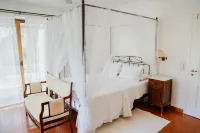 A Luxury Traditional Seafront Villa with amazing ambience and view in 15acre Olive Groove Отели в г. 
