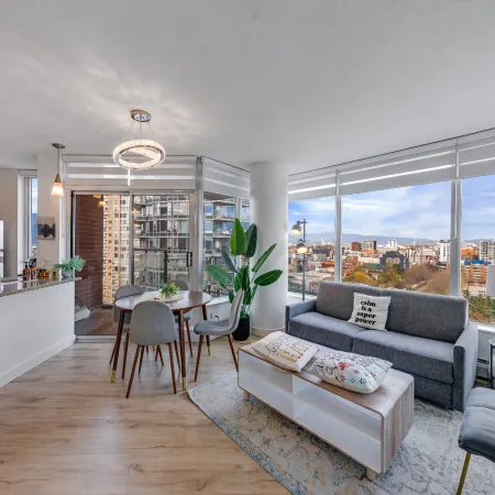 Cozy 2BR2BA Downtown Vancouver/Pool/HotTub/Parking