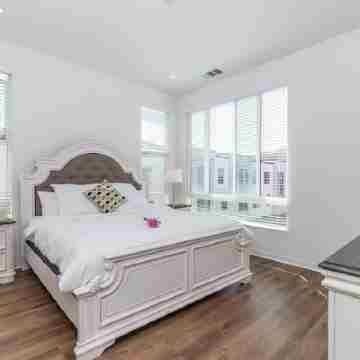 Master Bedroom with King Bed Central Location Rooms