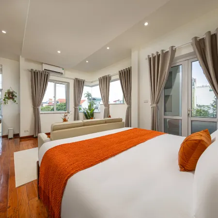 1000m2 Private Villa 32 An Duong Tay Ho