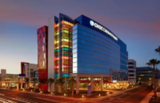 Modern Oasis 10 Min from Disneyland With Pool & GYM
