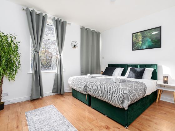 Contractor Friendly 4 Bedroom House in Hemsworth with 6 Beds and Garden