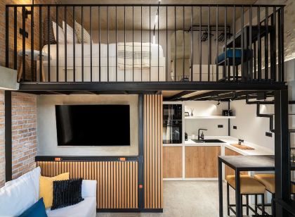 Urban Hive 2-story suite with roof garden