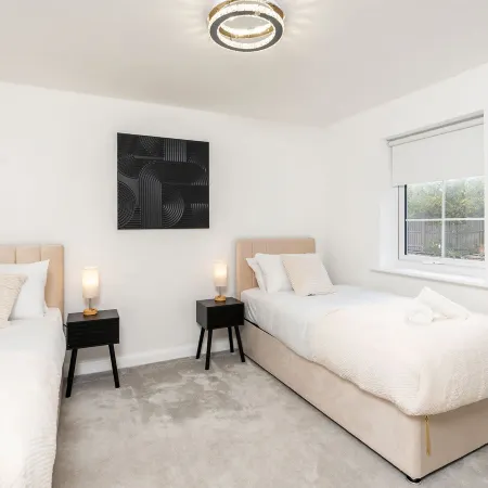 8 Beds | Contractors | 4BR 2.5BA | Garden