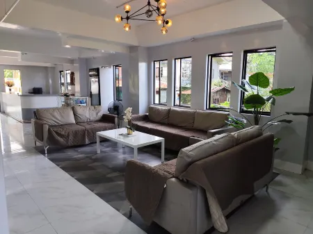 RedDoorz @ Pilgrims Hotel Отели рядом с достопримечательностью «Iglesia Ni Cristo»