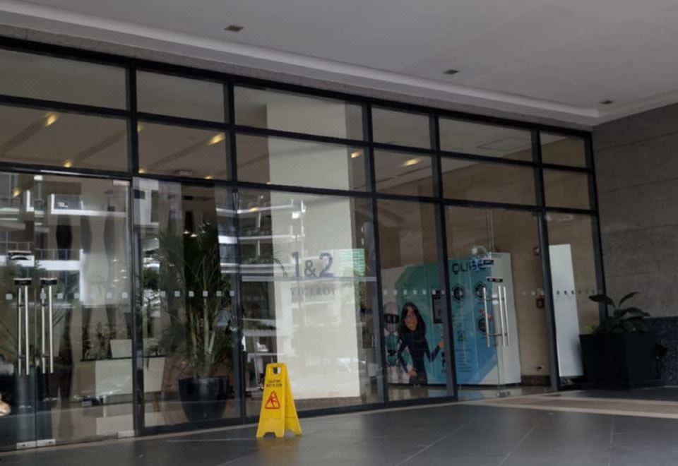 J&M Cozy Retreat 거실 및 주방 전경