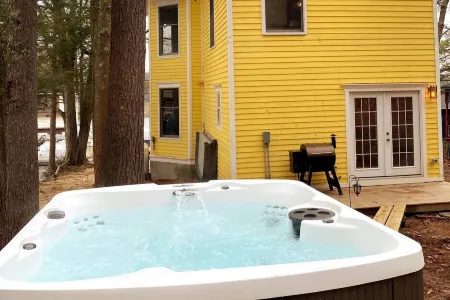 Victorian Lake Oasis | Hot Tub | 30 min to skiing Отели в г. Кошектон
