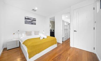 Luxury Retreat & Spacious 4BR House in Willoughby