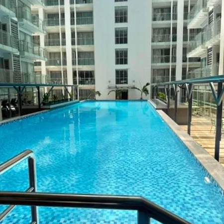 Luxury Condo near NAIA Airport & MOA with free Pool & Gym