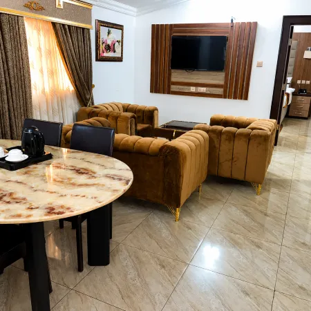 Immaculate Diamond Hotel and Apartments