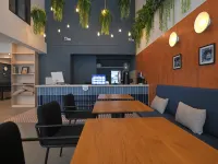 Yen Hostel & Smoothies Silom Hotels near MahaNakhon