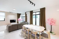 Muji Style 5BR Ferringhi Beach House 15Pax 1