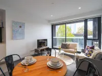 Cozy 1BR Apt Walk to Swinburne & Glenferrie Rd 霍索恩區酒店