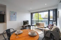 Cozy 1BR Apt Walk to Swinburne & Glenferrie Rd Hotels in Hawthorn