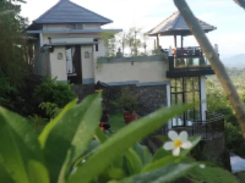 Villa Di Bias Hotels near قصر تيرتا جانجا