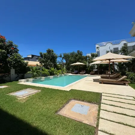 Luxurious 1bedhideaway with pool, AC &beach access