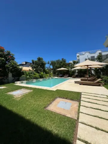 Luxurious 1bedhideaway with pool, AC &beach access