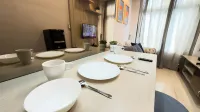 Apt 2BR Chadstone Exclusive,cozy,w/pool,wifi by LS - Scenic