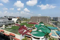 Cozy 2 Balcony Condo near Airport, Malls & Casinos