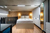 Urban Hive 2-story suite with roof garden - balcony