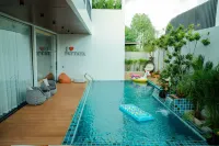 H8 Pattaya Neighborhood Villa for the Whole Family. Luxury 5-Bedroom Private Villa - Infinity Pools