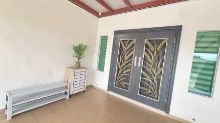 HAPPY GUEST HOUSE NIBONG TEBAL Отели рядом с достопримечательностью «Парк Аспен Вижен Сити Сентрал»