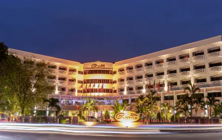 RIVERIA HOTEL Отели рядом с достопримечательностью «Mekong Riverside View Point»