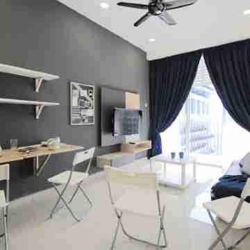 Cozy, High-Floor 2BR Apt Near LEGOLAND Rooms