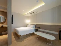 Busan Yongho-dong Athena Hotel Hotels near أوريوكدو سكاي ووك