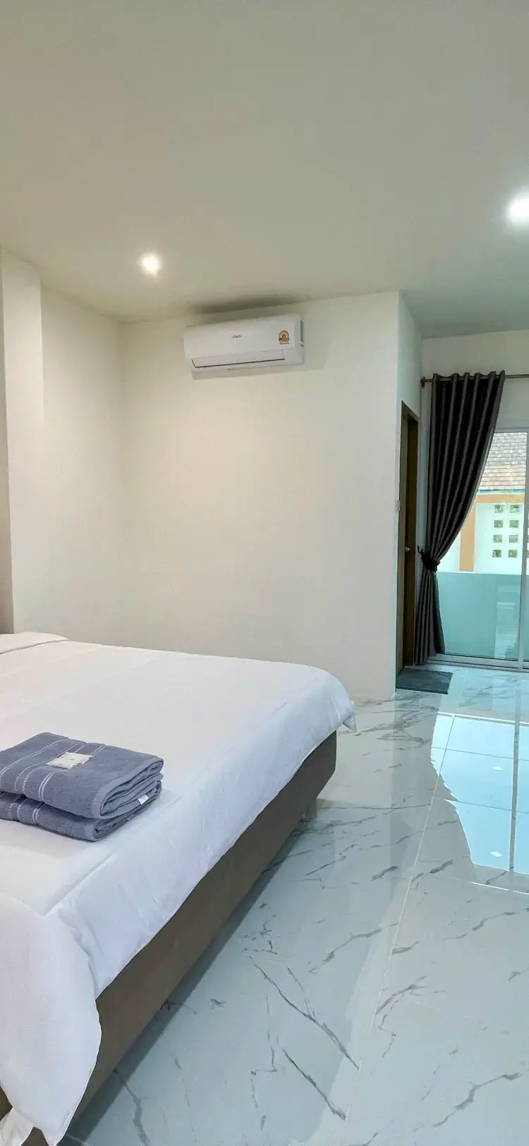 ห้องดีลักซ์เตียงเดี่ยว คิงไซส์ 6 ฟุต