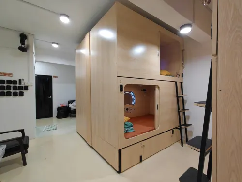 Sleepy Bear Capsule Hostel - hostel