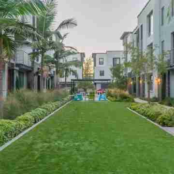 Master Bedroom with King Bed Central Location Hotel Exterior