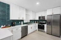 Modern 4BR Home + Jacuzzi 10 minutes from downtown