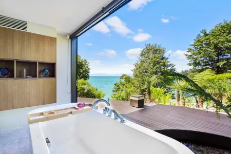 Exclusive Jacuzzi Suite - Ocean Views & Beach Отели рядом с достопримечательностью «Kaiteriteri Kayak»
