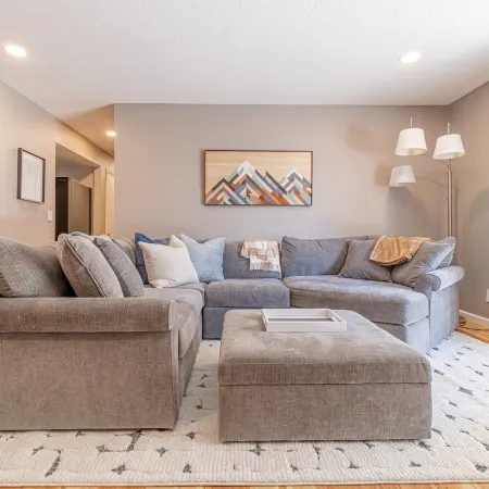 Vibrant Boho Home | 3 Bed | Pet Friendly l UNR