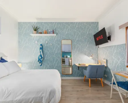 Beach front ocean breeze studio with aircon Hotels in North Bondi
